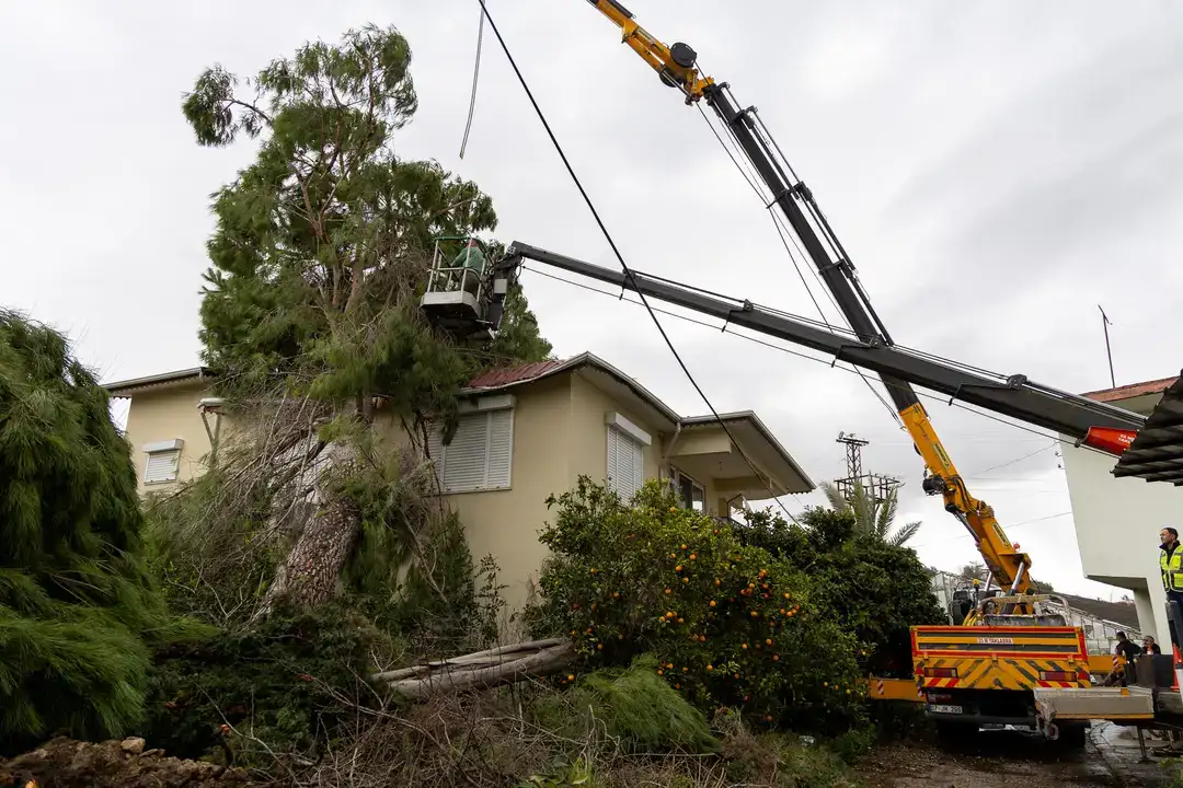 Manavgat’ın 3 Mahallesinde Hortum Felaketi: 1 Yaralı 6